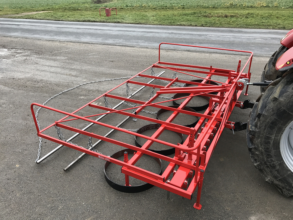 Gamme hippique > Travail du sol : Herse Niveleuse portée